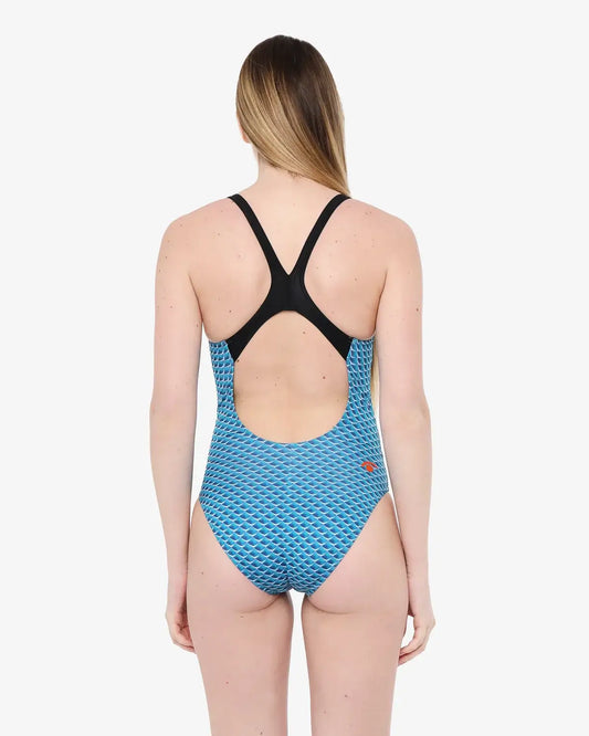 Mujer usando ropa de baño de entrenamiento Jaked Flake, diseño funcional y cómodo para nadadoras.