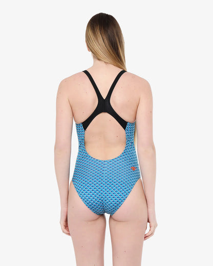 Mujer usando ropa de baño de entrenamiento Jaked Flake, diseño funcional y cómodo para nadadoras.